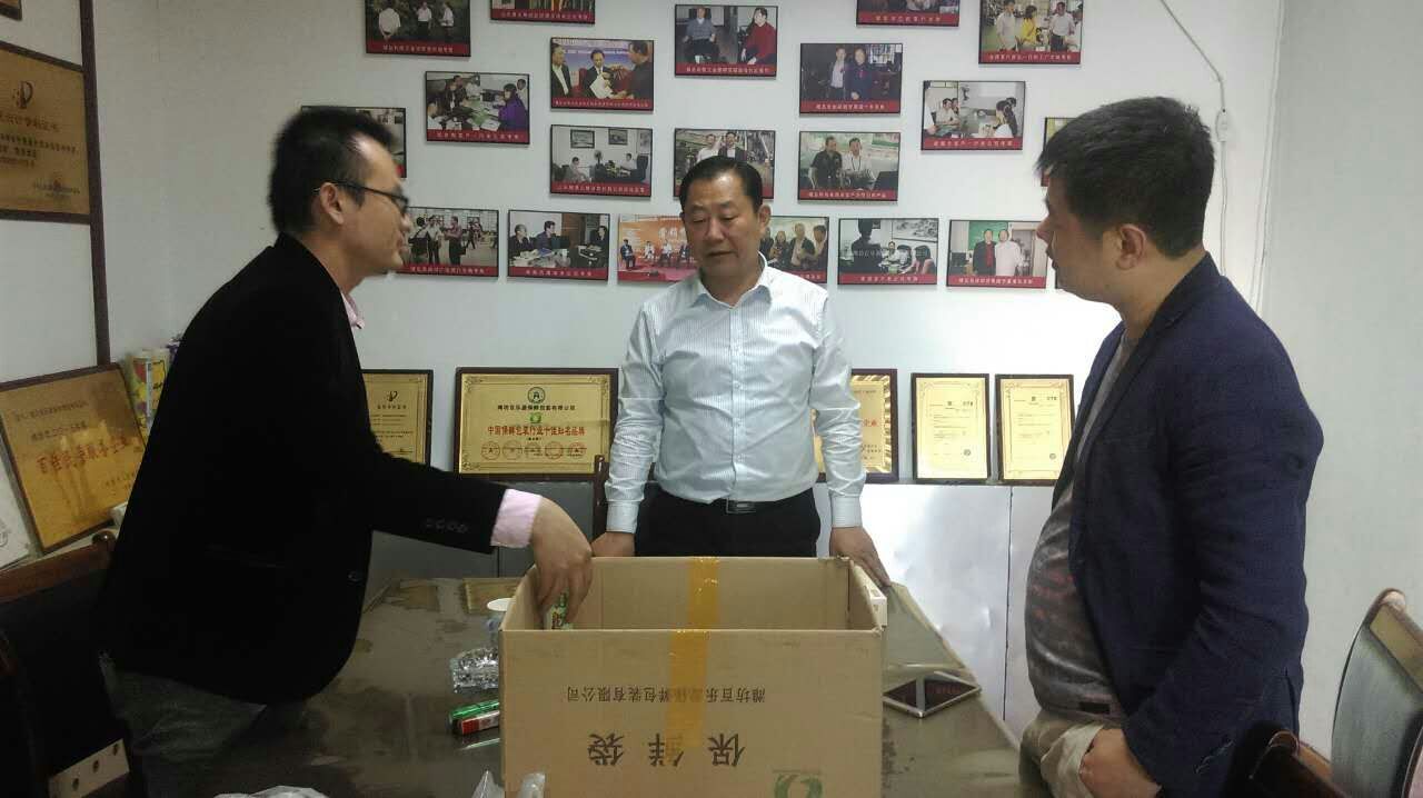 廣西的徐總通過網絡了解加實地考察攜手百樂源合作了荔枝保鮮盒